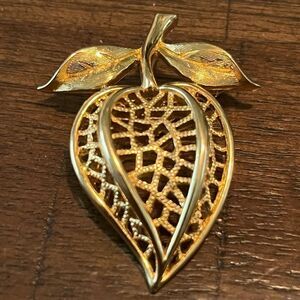 Vintage Trifari TM brooch Golden berry jewelry Gold‎ apple brooch Fruit brooch